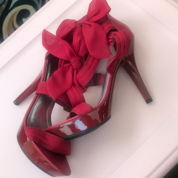 Red heels. - Picture 3 of 4
